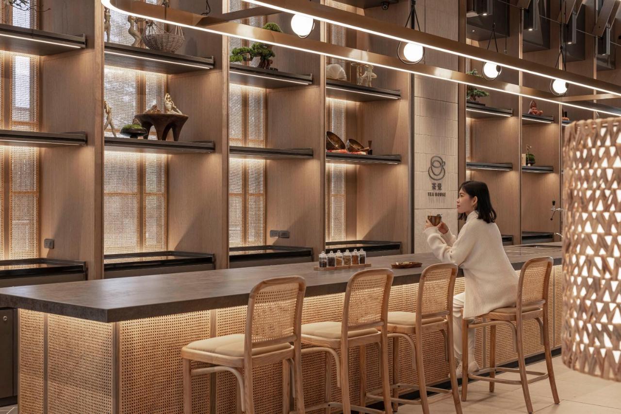 Lakeshore Hotel Hualien Taroko Shunan Exterior foto The interior of a Starbucks Reserve store in Shanghai, China
