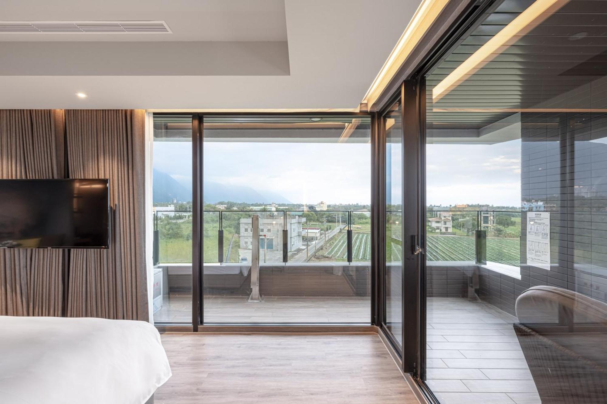 Lakeshore Hotel Hualien Taroko Shunan Quarto foto A sliding door